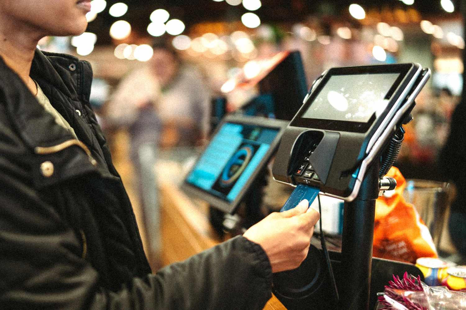 Una tarjeta entra en un terminal de pago