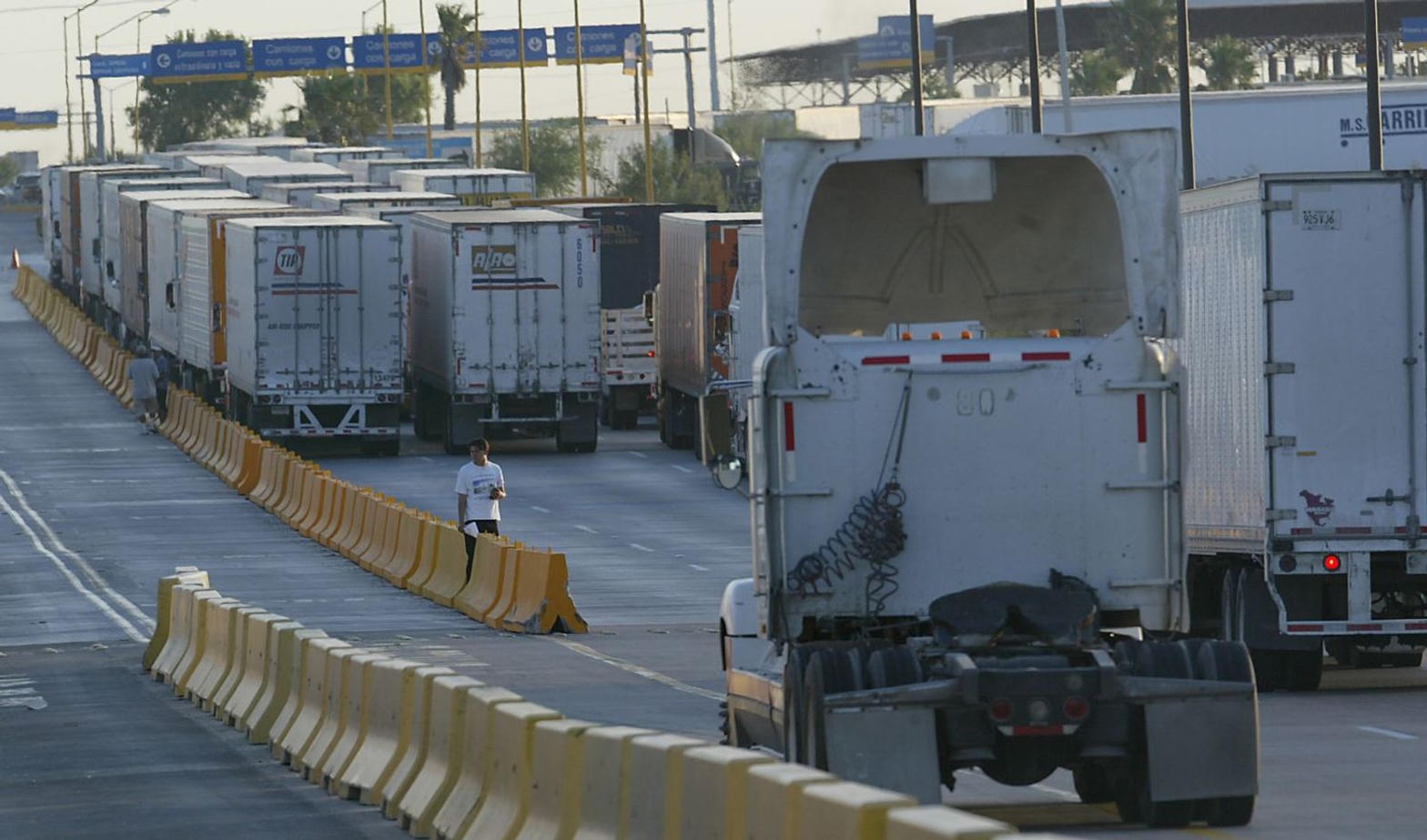 Fila de camiones de carga en un cruce fronterizo México–Estados Unidos